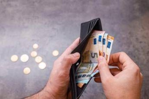 Quanto si indebitano gli italiani per vivere? L'analisi tra prestiti, mutui e stipendi fermi Quanto si indebitano gli italiani per vivere? L'analisi tra prestiti, mutui e stipendi fermi