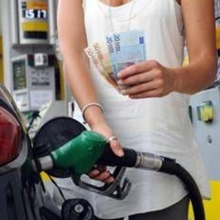 Prezzi benzina e diesel, non si fermano gli aumenti. Unc: "Pieno gasolio costa 40 cent in più in un giorno" Prezzi benzina e diesel, non si fermano gli aumenti. Unc: "Pieno gasolio costa 40 cent in più in un giorno"