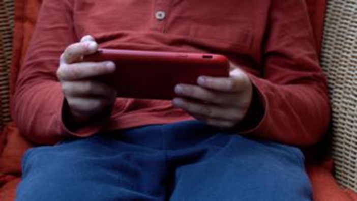 Social media, rischio uso eccessivo in estate per bambini: le raccomandazioni ai genitori Social media, rischio uso eccessivo in estate per bambini: le raccomandazioni ai genitori