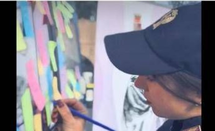 'Ciò che l'amore non è', su Camper rosa della Polizia i post-it contro la violenza di genere 'Ciò che l'amore non è', su Camper rosa della Polizia i post-it contro la violenza di genere