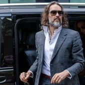 "Spietato e calcolatore con un insaziabile appetito sessuale": le durissime accuse in tribunale a Russell Brand "Spietato e calcolatore con un insaziabile appetito sessuale": le durissime accuse in tribunale a Russell Brand