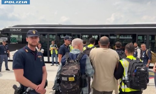 Immigrazione, rimpatriati al Cairo con volo charter 23 egiziani espulsi Immigrazione, rimpatriati al Cairo con volo charter 23 egiziani espulsi