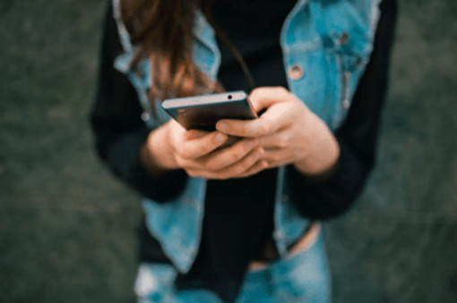 Sempre più online ma sempre più soli, il paradosso dei ragazzi social