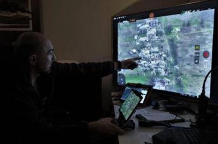 Ucraina, Zelensky: &quot;Testato con successo drone a lungo raggio che vola 3mila km&quot;