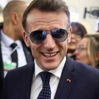 Macron e il look 'Top Gun' a Davos: occhiali specchiati tra stile e ironia sui social