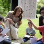 Kate a Reggio Emilia, la principessa incontra i bimbi dell'asilo modello nel verde Kate a Reggio Emilia, la principessa incontra i bimbi dell'asilo modello nel verde