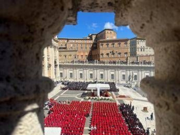 Funerali Papa Francesco, l'omelia: &quot;Si è speso per gli ultimi e per la pace, ora preghi per noi&quot;