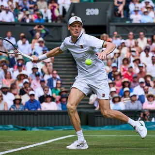 Sinner piega Brooksby in 3 set e vola agli ottavi a Wimbledon