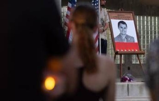 &quot;You're fired&quot;, esultano per morte Kirk e vengono licenziati: il caso