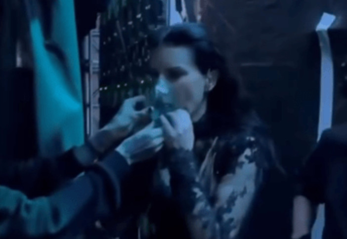 Laura Pausini si sente male, ferma il concerto e si fa portare l'ossigeno sul palco