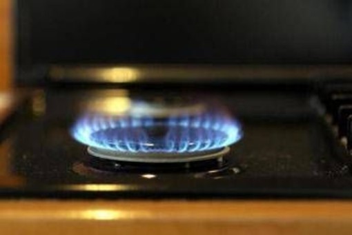 Attacco all'Iran, cosa succede alle bollette del gas degli italiani: come tutelarsi Attacco all'Iran, cosa succede alle bollette del gas degli italiani: come tutelarsi