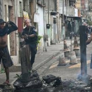 Brasile, maxi blitz anti narcos a Rio de Janeiro: almeno 64 morti tra sospetti e polizia