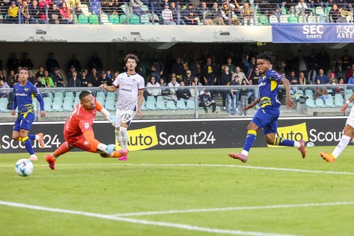 Verona avanti di due reti raggiunto dal Cagliari, finisce 2-2 Verona avanti di due reti raggiunto dal Cagliari, finisce 2-2