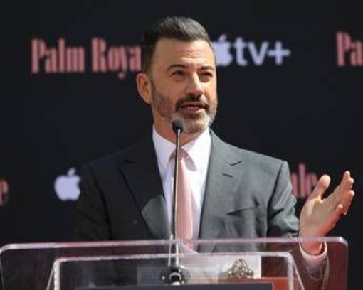 Jimmy Kimmel rinnova il contratto con Abc: "Fino al 2027 o alla fine del mondo" Jimmy Kimmel rinnova il contratto con Abc: "Fino al 2027 o alla fine del mondo"