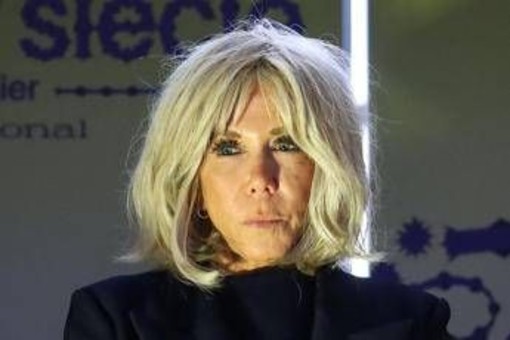 Brigitte Macron presenterà le prove che è nata donna nella causa contro un'influencer