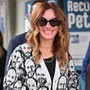 Julia Roberts arriva a Venezia con un look simpaticissimo che omaggia Guadagnino