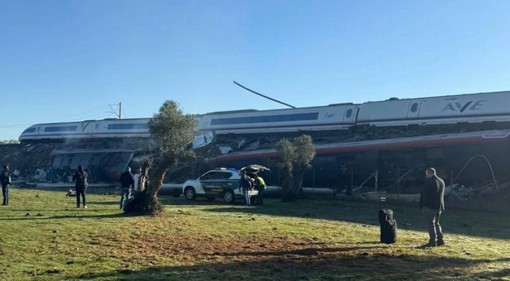 Scontro tra due treni dell’Alta velocità in Spagna, decine di vittime Scontro tra due treni dell’Alta velocità in Spagna, decine di vittime