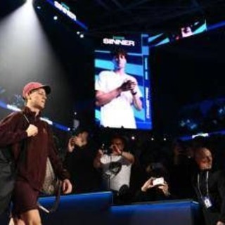 Carote, parrucche e... 'proposta di matrimonio': dentro il debutto di Sinner alle Atp Finals