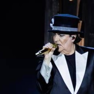 Renato Zero ferma il concerto e abbraccia Enrica Bonaccorti (in platea): la dedica speciale