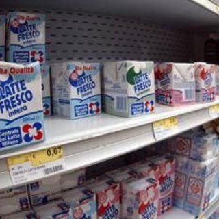 Nei supermercati è caccia ai prodotti scontati: il peso del caro vita sulla spesa degli italiani