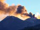 Etna, fontana di lava dal cratere voragine e voli dirottati