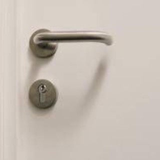 Carta stagnola sulle maniglie delle porte, un gesto gentile verso la propria casa Carta stagnola sulle maniglie delle porte, un gesto gentile verso la propria casa