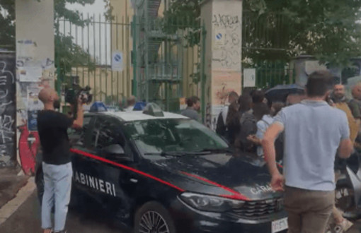 Prof accoltellata a Roma, la testimonianza di uno studente: "Il 13enne indossava casco, ha colpito con coltello e con due pugni"