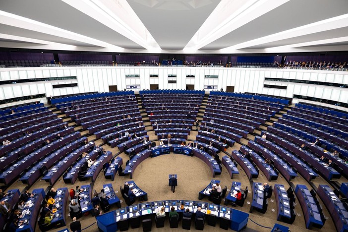 Via libera dal Parlamento Europeo al prestito da 90 miliardi all’Ucraina