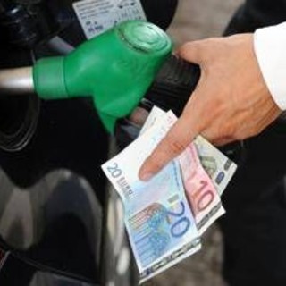 Attacco in Iran, schizza il prezzo del petrolio: aumentano listini di benzina e diesel Attacco in Iran, schizza il prezzo del petrolio: aumentano listini di benzina e diesel