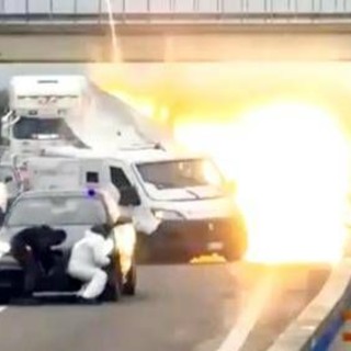 "Stanno rubando il furgone", l'assalto al portavalori in diretta - Il video