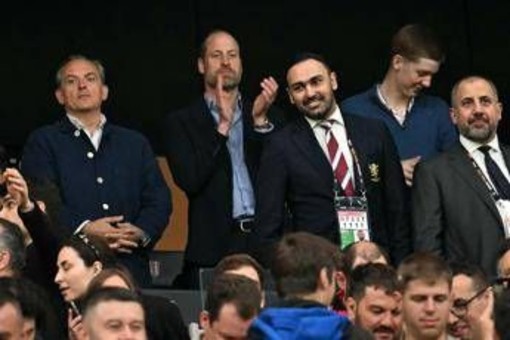 William, notte da tifoso per il principe: la festa nello spogliatoio dell'Aston Villa e la birra dopo il match William, notte da tifoso per il principe: la festa nello spogliatoio dell'Aston Villa e la birra dopo il match