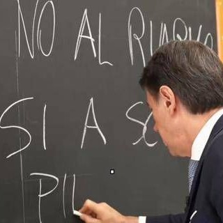 Conte a scuola, il messaggio contro il riarmo: c'è un errore alla lavagna Conte a scuola, il messaggio contro il riarmo: c'è un errore alla lavagna