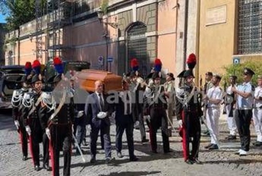Emma Bonino, camera ardente in Campidoglio: lunga fila in piazza per ultimo saluto