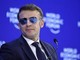 Macron e il look 'Top Gun' a Davos: occhiali specchiati tra stile e ironia sui social Macron e il look 'Top Gun' a Davos: occhiali specchiati tra stile e ironia sui social