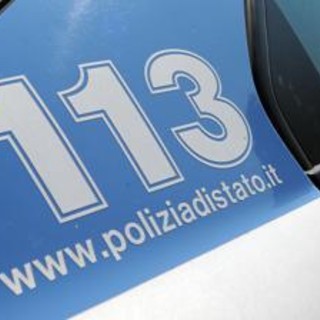 Roma, accoltella ex moglie davanti al figlio e poi scappa con lui: fermato dopo 7 ore