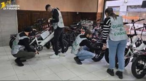 Potenziavano i motori delle e-bike: sequestrate 295 bici e due denunce