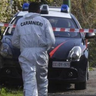 Femminicidio ad Ancona, donna picchiata a morte in casa: si cerca il marito Femminicidio ad Ancona, donna picchiata a morte in casa: si cerca il marito