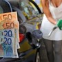 Carburanti, salgono ancora i prezzi di benzina e diesel: gasolio self a 1,941 euro al litro Carburanti, salgono ancora i prezzi di benzina e diesel: gasolio self a 1,941 euro al litro