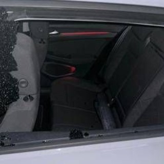 Ai Cancelli di Ostia finestrini distrutti e auto razziate, ladri (ancora) in azione al 'Mare di Roma'