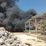 Incendio ad Augusta, fiamme in stabilimento rifiuti: alta colonna di fumo nero