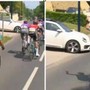 Paura al Giro del Delfinato, auto rischia di investire i ciclisti - Video