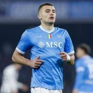 Napoli-Verona, rigore (e momentaneo 0-2) dei gialloblù tra le proteste. Cos'è successo