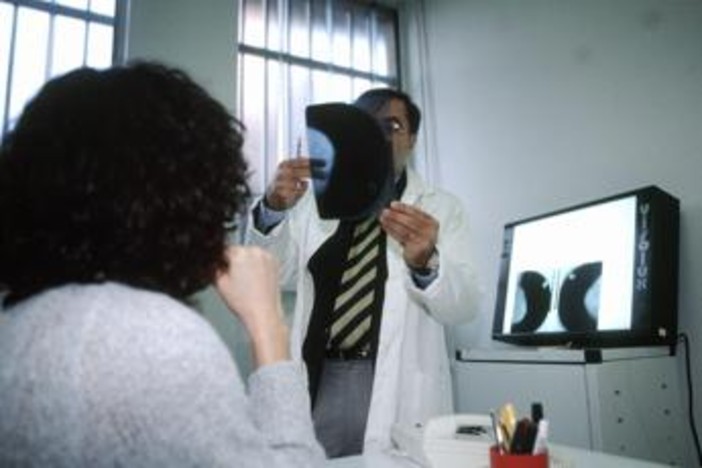 L'indagine, 1 donna su 3 con cancro dell'ovaio aspetta oltre 1 anno per la diagnosi