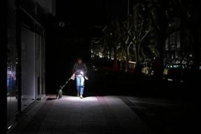 Energia, il blackout spinge i prezzi anche in Spagna: fine del 'mito' elettricità green a costo zero