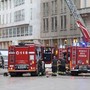 Milano, incendio in un palazzo vicino Rinascente in piazza Duomo: alta nube di fumo