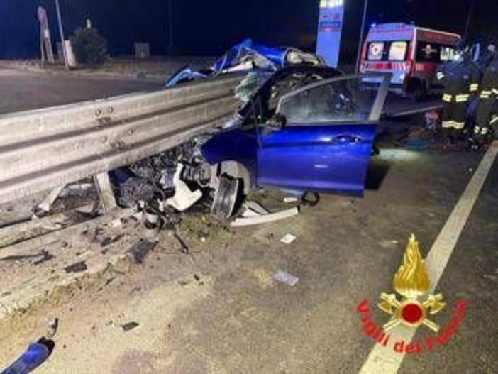 Auto si schianta contro guardrail e si spezza in due: miracolosamente illeso conducente Auto si schianta contro guardrail e si spezza in due: miracolosamente illeso conducente