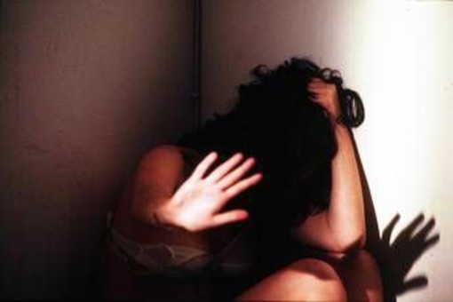 Fa violentare la madre disabile, arrestati figlia e compagno: filmati choc incastrano i responsabili