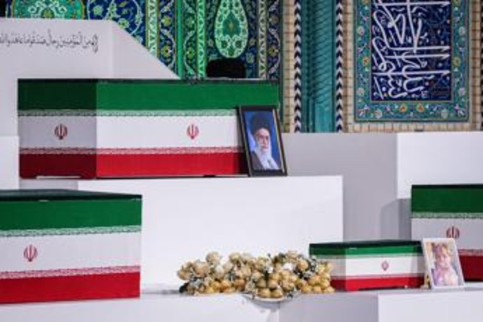 Iran, preghiera funebre per Khamenei: ci sono tre figli ma non Mojtaba Iran, preghiera funebre per Khamenei: ci sono tre figli ma non Mojtaba