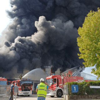 Maxi incendio a Malo, fiamme in una fabbrica di laterizi: "Mantenere chiuse porte e finestre" Maxi incendio a Malo, fiamme in una fabbrica di laterizi: "Mantenere chiuse porte e finestre"