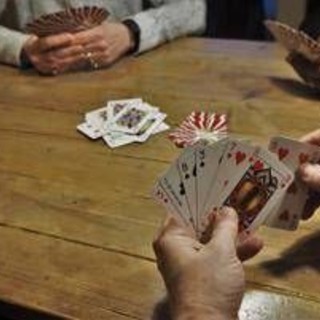 Rissa al centro anziani, pugno in faccia a un 97enne per... una partita a scopa